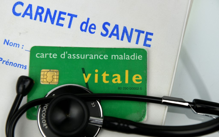 Une carte vitale en 2016 en France. (Photo d'illustration) ( AFP / FRANCK FIFE )