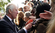 Le roi Charles III salue des personnes faisant la queue pour rendre hommage à la reine Elizabeth II