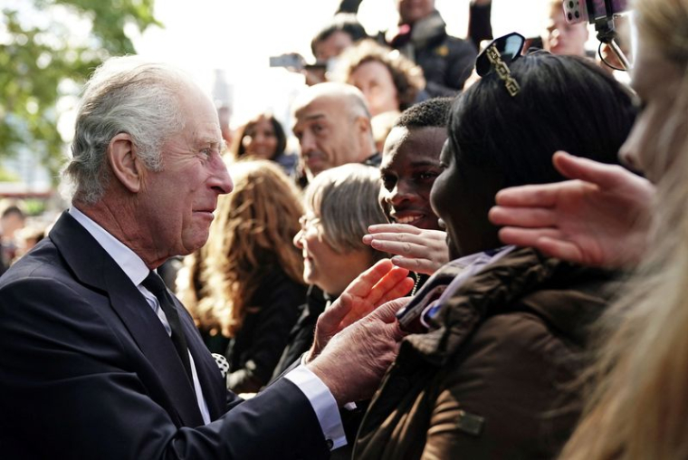 Le roi Charles III salue des personnes faisant la queue pour rendre hommage à la reine Elizabeth II