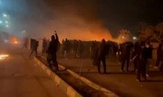 Capture vidéo, réalisée le 13 janvier 2026 à partir d'images UGC publiées sur les réseaux sociaux le 10 janvier 2026, montrant des affrontements à Mashad, dans le nord-est de l'Iran ( UGC / - )