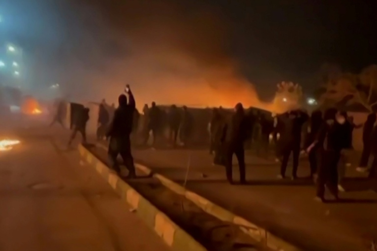 Capture vidéo, réalisée le 13 janvier 2026 à partir d'images UGC publiées sur les réseaux sociaux le 10 janvier 2026, montrant des affrontements à Mashad, dans le nord-est de l'Iran ( UGC / - )