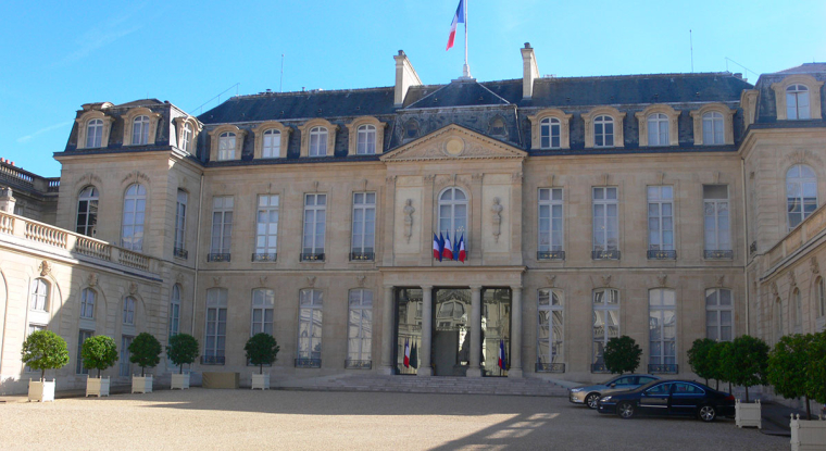 Emmanuel Macron se succédera-t-il à lui-même, comme avant lui le général de Gaulle, François Mitterand et Jacques Chirac ? Ou Marine Le Pen sera-t-elle la première femme à occuper le palais de l'Élysée ? Réponse le 24 avril au soir. (© CC)