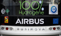 Un bus à hydrogène lors de l'inauguration d'une station de production et de distribution d'hydrogène vert à l'aéroport Toulouse-Blagnac de Toulouse, le 4 décembre 2023. ( AFP / LIONEL BONAVENTURE )