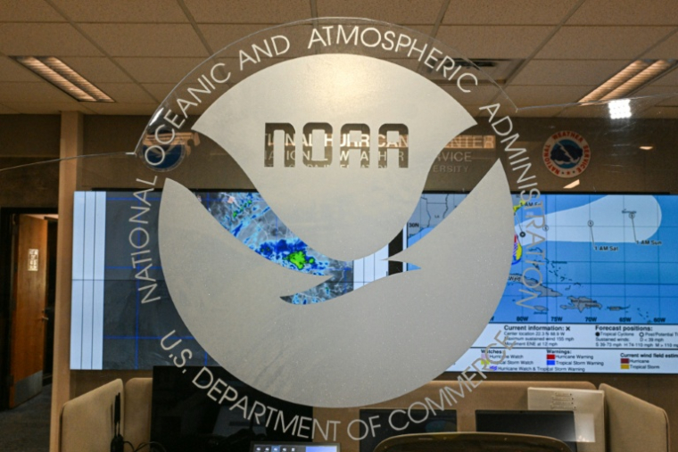Le logo de la National Oceanic and Atmospheric Administration (NOAA) au National Hurricane Center à Miami, en Floride, le 30 mai 2025 ( AFP / CHANDAN KHANNA )