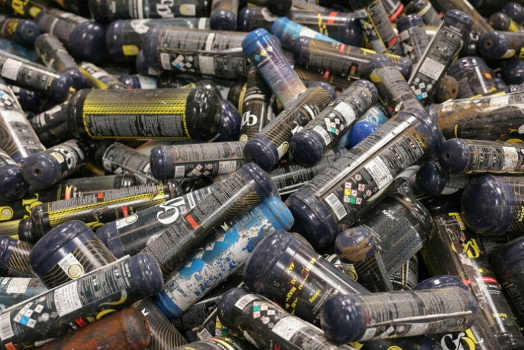 Entrepôt de milliers de bonbonnes de protoxyde d'azote de la société DI services à Saint-Pathus en Seine-et-Marne le 7 mai 2026 ( AFP / Thomas SAMSON )