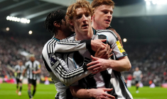 En infériorité numérique, Newcastle surclasse Manchester United avec un banger de William Osula