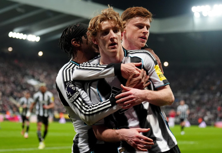 En infériorité numérique, Newcastle surclasse Manchester United avec un banger de William Osula