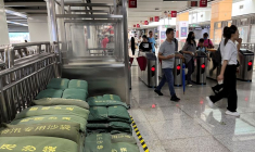 Une station de métro, à l'approche du super typhon Saola, à Shenzhen