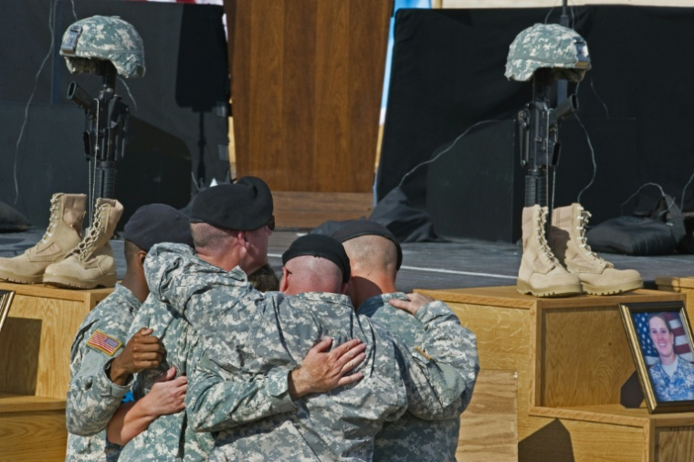 Des soldats américains se recueillent au mémorial des soldats tombés au combat à Fort Hood, le 10 novembre 2009 au Texas, lors d'une cérémonie en hommage aux 13 victimes tuées  lors d’une fusillade perpétrée le 5 novembre par Nidal Hasan sur la base militaire ( AFP / PAUL J. RICHARDS )