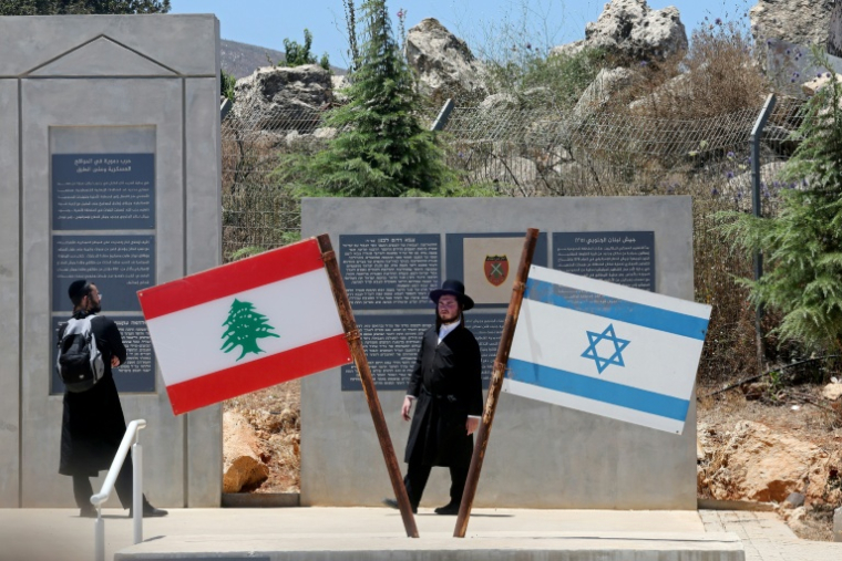 Des juifs ultra-orthodoxes visitent un mémorial dans le nord d'Israël à la frontière avec le Liban, le 1er juillet 2026 ( AFP / Jack GUEZ )