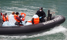 NOMBRE RECORD DE MIGRANTS ARRIVÉS EN GRANDE-BRETAGNE PAR BATEAU EN UNE SEULE JOURNÉE