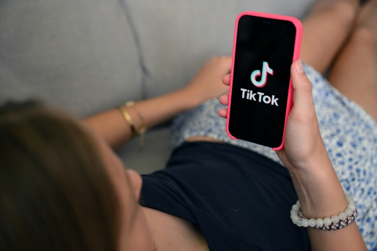 Après Meta, TikTok accepte à son tour de limiter à deux heures par jour son utilisation par les adolescents ( AFP / Nicolas TUCAT )