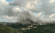 De la fumée s'élève du site d'une frappe aérienne israélienne qui a visé le village de Deir Qanoun al-Nahr, dans le sud du Liban, le 12 avril 2026 ( AFP / Kawnat HAJU )