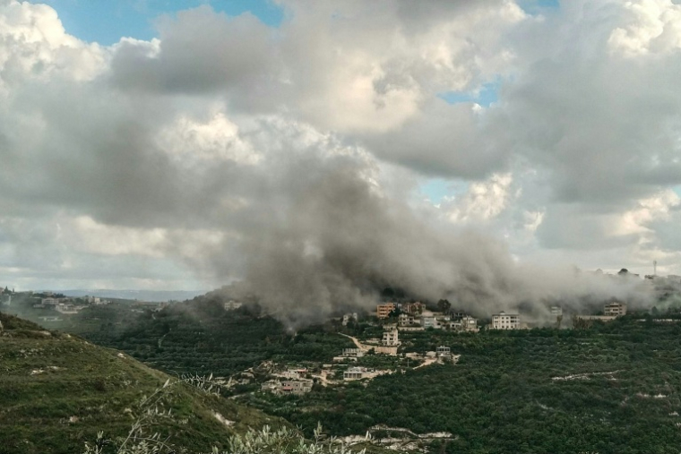 De la fumée s'élève du site d'une frappe aérienne israélienne qui a visé le village de Deir Qanoun al-Nahr, dans le sud du Liban, le 12 avril 2026 ( AFP / Kawnat HAJU )