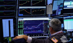 Un trader travaille sur le parquet de la Bourse de New York (NYSE) à New York