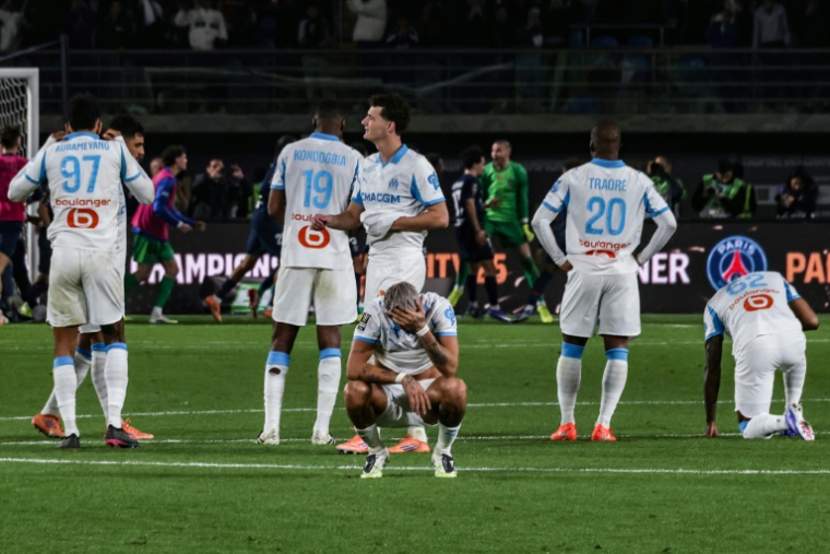 Facundo Medina et les Marseillais dépités après leur défaite contre le PSG lors du Trophée des champions à Koweït City, le 8 janvier 2026  ( AFP / YASSER AL-ZAYYAT )