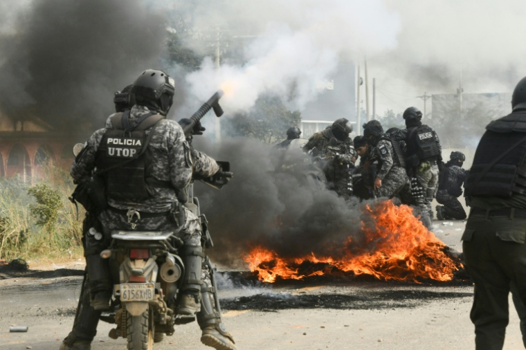 Des policiers affrontent des manifestants antigouvernementaux lors d'une opération visant à lever un barrage routier à San Julian, dans le département de Santa Cruz, en Bolivie, le 6 juin 2026 ( AFP / Rodrigo URZAGASTI )