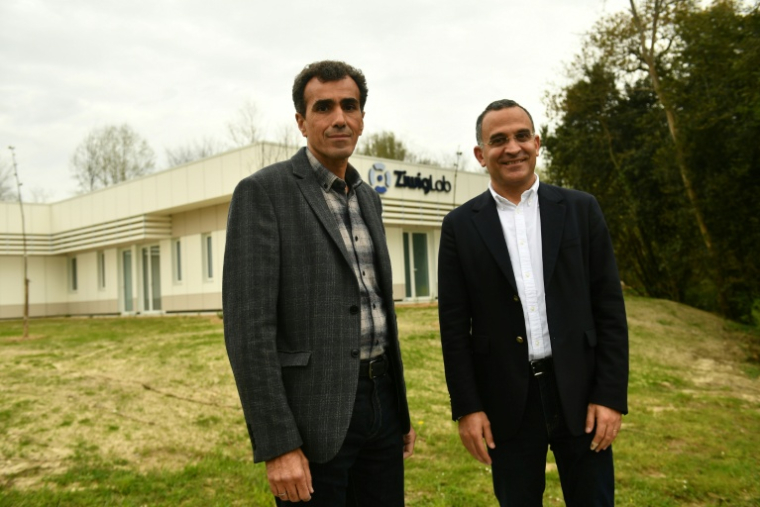 Les dirigeants du laboratoire d'analyses de l'endométriose Ziwig Lab, Yahya El Mir (à gauche) et Hikmat Chahine, à Tercis-les-Bains, dans les Landes, le 25 mars 2024 ( AFP / GAIZKA IROZ )