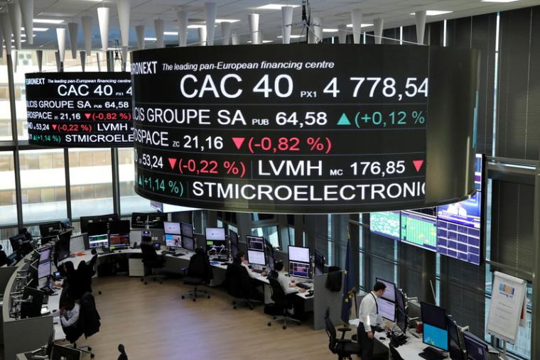Le cours de l'indice boursier français CAC 40 et des informations sur le cours des actions des sociétés sont affichés sur des écrans suspendus au-dessus de la Bourse de Paris, exploitée par Euronext NV, dans le quartier d'affaires de La Défense à Paris