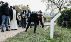 Syhakha (G), le frère de Bouna Traoré, et son père Seydou (2è à G), lors de la cérémonie d'hommage le 27 octobre 2025 à Clichy-sous-Bois, au nord-est de Paris ( AFP / Thibaud MORITZ )