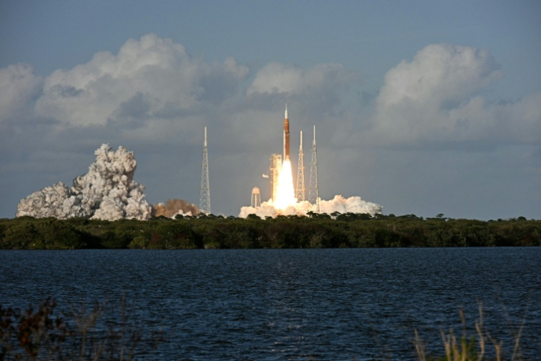 Décollage de la fusée emmenant trois Américains et un Canadien autour de la Lune, au Kennedy Space Center à Cap Canaveral, en Floride, le 1er avril 2026 ( AFP / Jim WATSON )