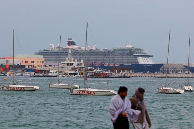 Un navire de croisière est visible au mouillage dans l'ancien port de Doha, le 4 mars 2026 ( AFP / Karim JAAFAR )