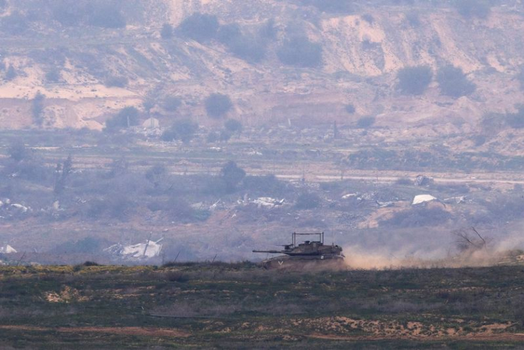 Un char manœuvre à l'intérieur de Gaza lors du cessez-le-feu entre Israël et le Hamas