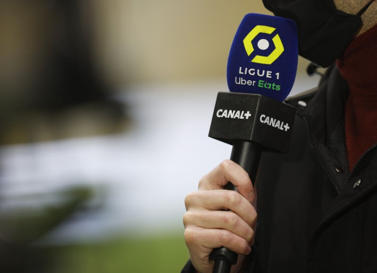 Un microphone de television avant un match au stade de la Beaujoire, Nantes, en France