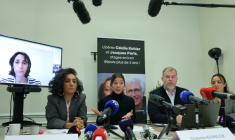 Anne-Laure Paris apparait sur un écran à gauche pendant une conférence de presse à laquelle participent, de gauche à droite, l'avocate Chirinne Ardakani, Noémie Kohler, l'avocat Martin Pradel et l'avocate Emma Villard à Paris le 16 octobre 2025 ( AFP / Thomas SAMSON )