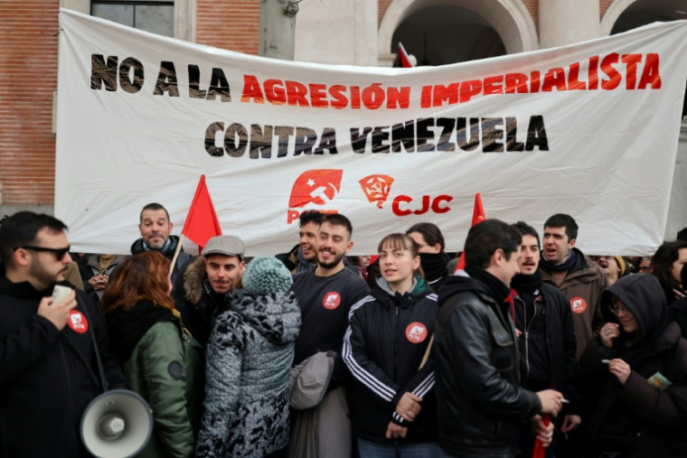 Manifestation devant l'ambassade des Etats-Unis à Madrid pour dénoncer une "agression impérialiste", après l'enlèvement du président du Venezuela Nicolas Maduro au cours d'une opération militaire américaine, le 4 janvier 2026 ( AFP / Thomas COEX )
