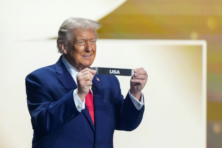 Le président américain, Donald Trump, montre un papier avec le nom des Etats-Unis lors du tirage au sort de la Coupe monde 2026 de football, le 5 décembre 2025 au Kennedy Center à Washington ( POOL / Stephanie Scarbrough )