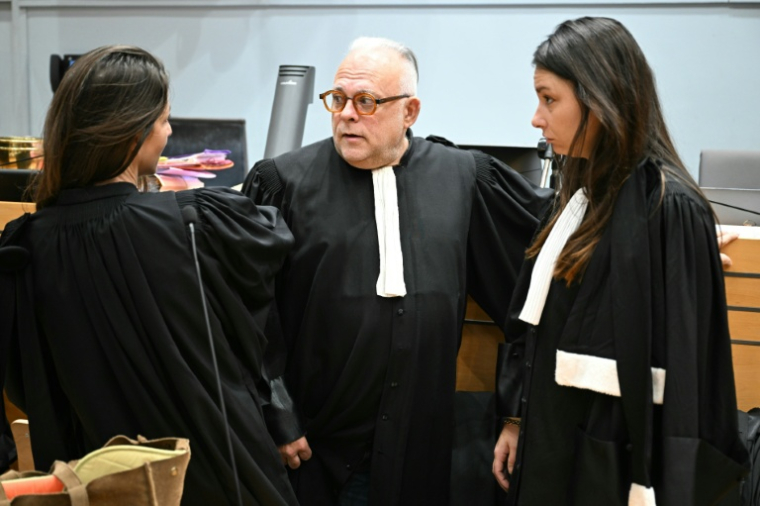 Philippe Pressecq (au centre), avocat d'une des cousines de Delphine Jubillar, au palais de justice d'Albi, le 23 septembre 2025 ( AFP / Lionel BONAVENTURE )
