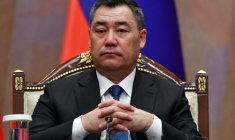 Le président du Kirghizstan, Sadyr Japarov, lors d'une conférence de presse à la résidence présidentielle à Bichkek, le 26 novembre 2025 ( AFP / Vyacheslav OSELEDKO )