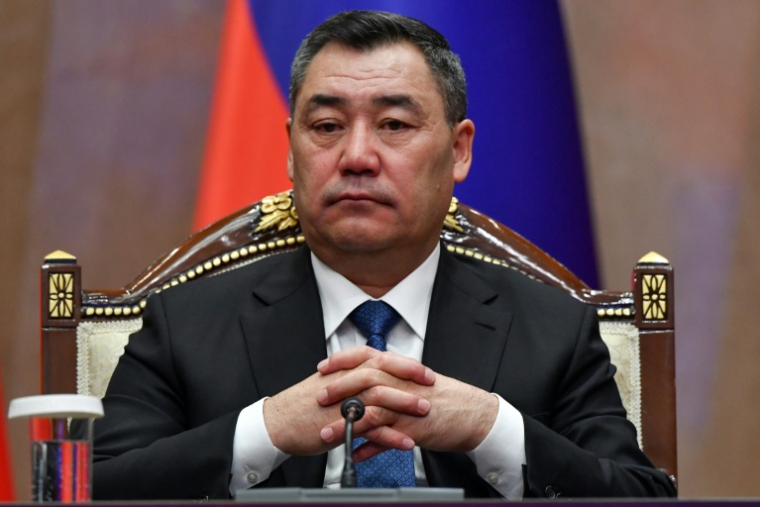 Le président du Kirghizstan, Sadyr Japarov, lors d'une conférence de presse à la résidence présidentielle à Bichkek, le 26 novembre 2025 ( AFP / Vyacheslav OSELEDKO )