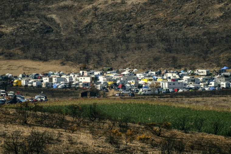 Le site où se déroule la rave party interdite à Fontjoncouse, dans l'Aude, le 30 août 2025 ( AFP / Idriss Bigou-Gilles )
