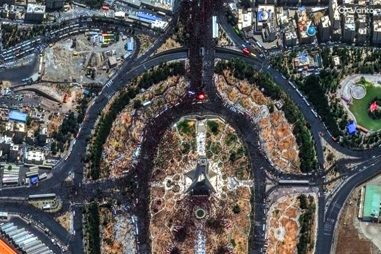Image satellite diffusée par Vantor montrant une foule nombreuse rassemblée place Azadi à Téhéran, le 6 juillet 2026, lors du cortège funèbre de l'ancien guide suprême iranien Ali Khamenei ( Satellite image ©2026 Vantor / - )