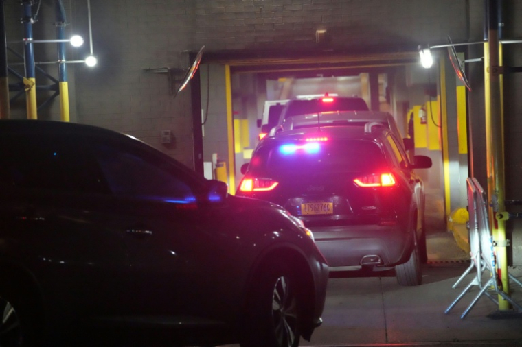Un convoi arrive dans les locaux de l'agence fédérale antidrogue américaine DEA, le 3 janvier 2026 à New York ( AFP / Bryan R. SMITH )