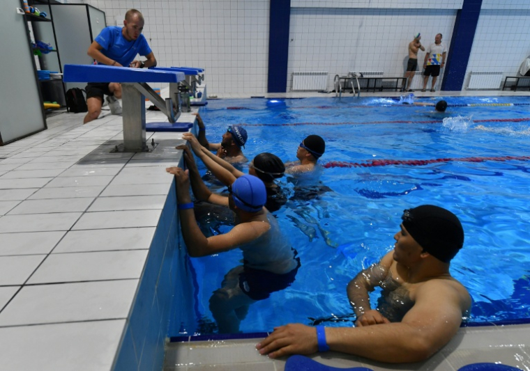 Entraînement de natation pour la téléréalité "Du bureau à la victoire", le 29 avril 2026 à Bichkek, au Kirghizstan ( AFP / Vyacheslav OSELEDKO )