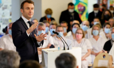 Le président français Emmanuel Macron adresse ses vœux de nouvel an au personnel de santé