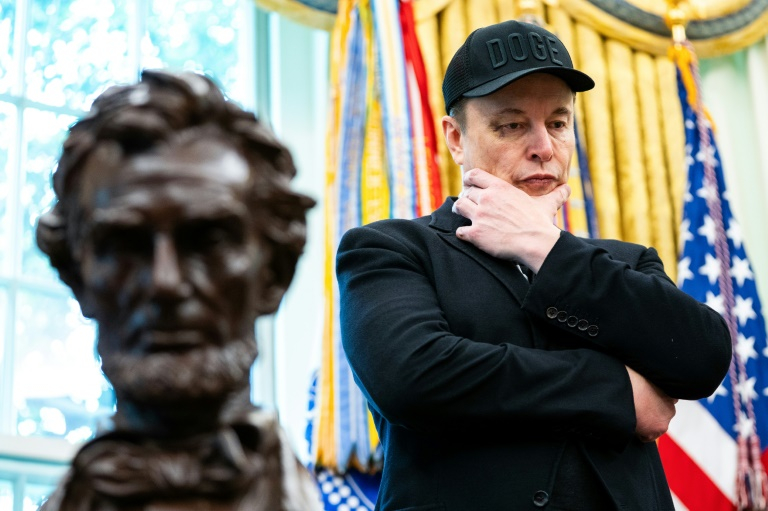 Elon Musk dans le Bureau ovale de la Maison Blanche, à Washington, le 30 mai 2025 ( AFP / Allison ROBBERT )
