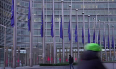 Bruxelles: les drapeaux européens en berne en hommage aux victimes en Espagne