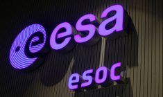 Le logo de l'Agence spatiale européenne (ESA) dans la salle de contrôle du Centre européen d'opérations spatiales (ESOC) à Darmstad