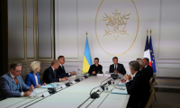 Le président français Emmanuel Macron (d) et son homologue ukrainien Volodymyr Zelensky (g) lors lors du sommet de la Coalition des volontaires à Paris ( POOL / Ludovic MARIN )