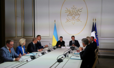 Le président français Emmanuel Macron (d) et son homologue ukrainien Volodymyr Zelensky (g) lors lors du sommet de la Coalition des volontaires à Paris ( POOL / Ludovic MARIN )