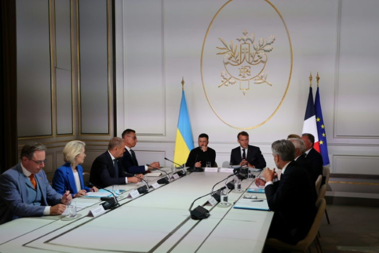 Le président français Emmanuel Macron (d) et son homologue ukrainien Volodymyr Zelensky (g) lors lors du sommet de la Coalition des volontaires à Paris ( POOL / Ludovic MARIN )