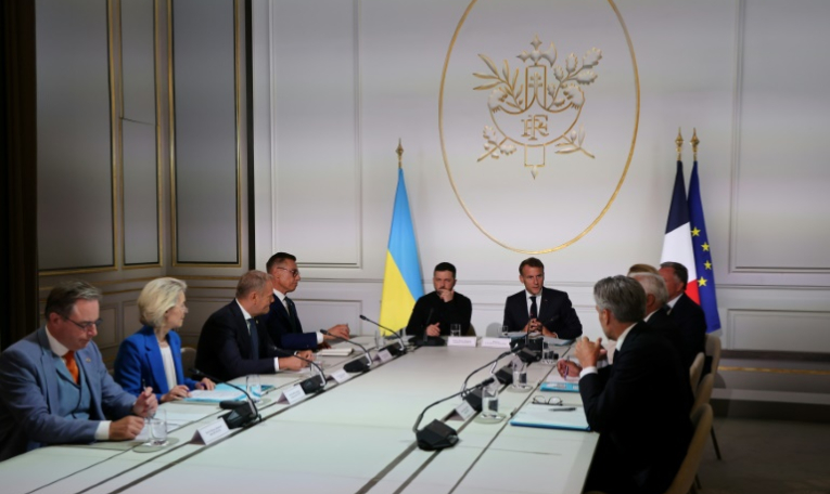 Le président français Emmanuel Macron (d) et son homologue ukrainien Volodymyr Zelensky (g) lors lors du sommet de la Coalition des volontaires à Paris ( POOL / Ludovic MARIN )