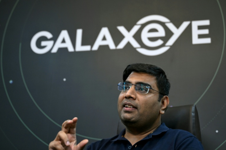 Suyash Singh, PDG et cofondateur de GalaxEye, une entreprise de satellites d'observation de la Terre, lors d'un entretien avec l'AFP dans ses bureaux de Bangalore, le 14 juillet 2026 en Inde ( AFP / Idrees MOHAMMED )