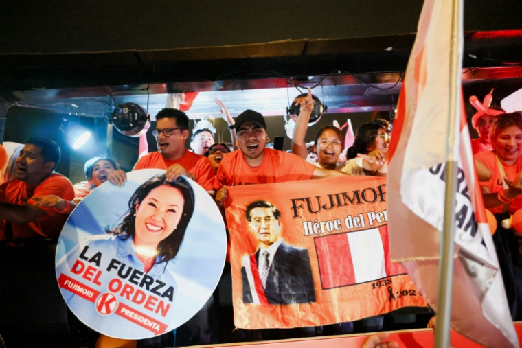 Des partisans de la candidate de droite Keiko Fujimori à Lima avant son débat avec Roberto Sanchez, le 31 mai 2026, une semaine avant le second tour de la présidentielle péruvienne ( AFP / Connie FRANCE )