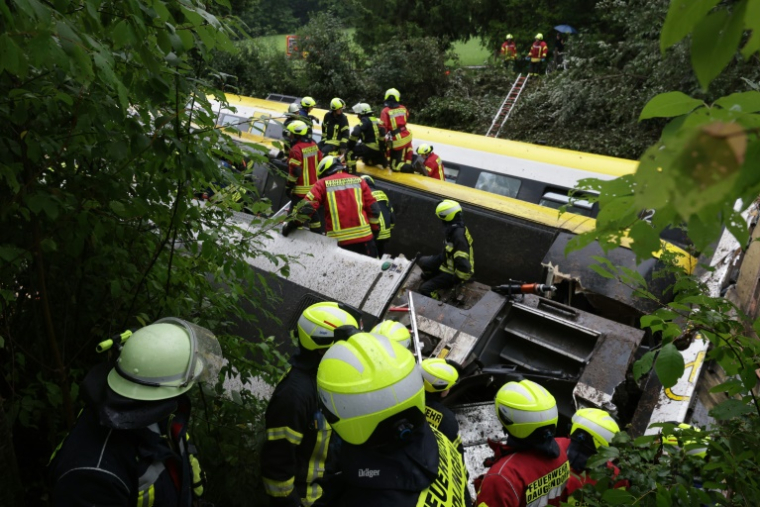 Des secouristes sur les lieux du déraillement d'un train près de Riedlingen en Allemagne, le 27 juillet 2025 ( dpa / Thomas Warnack )