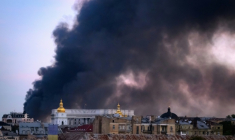 La fumée de frappes aériennes russes sur Kiev, le 8 septembre 2026 en Ukraine ( AFP / Mladen ANTONOV )